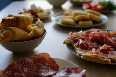 Aile sofrasında hamur işleri, pastırma, tost, misafirleri beklemek, samimi, cömert, misafirperverlik, tatil. Yüksek kalite fotoğraf