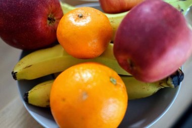 Tahta kase sarı muzlar kırmızı elmalar meyve sebzeler sağlıklı fiber pomelo vitamin c yüksek kaliteli fotoğraf