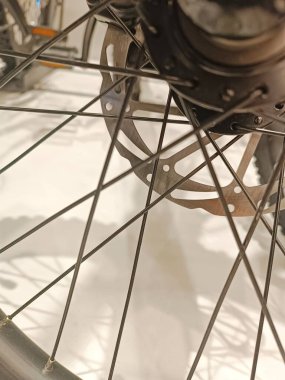 Mağaza tamirhanesinde bir sürü bisiklet tekerleği kapanıyor. Yüksek kalite fotoğraf