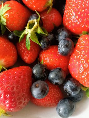 Çilek ve böğürtlen arkaplan meyveleri yaz mevsimi taze kırmızı mavi sağlıklı meyveler. Yüksek kalite fotoğraf