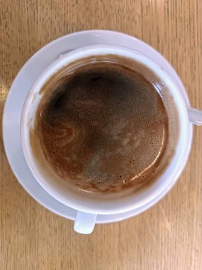 Ahşap arka plandaki kafe restoranında koyu kahve. Sabah kahvaltısı. Yüksek kalite fotoğraf