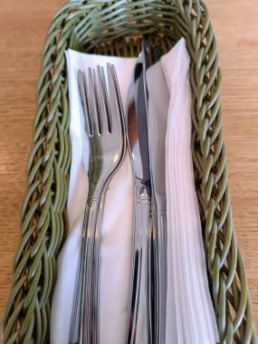 Tabaklar sepetin içinde, peçeteler, kafeterya örtüsü, garsonlara yemek servisi. Yüksek kalite fotoğraf