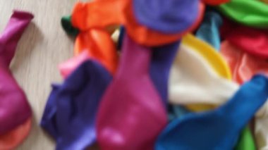 Bir sürü renkli balon şişirilmemiş doğum günü partisi hazırlığı düğün tatili. Yüksek kalite 4k görüntü