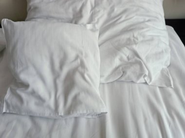 Boş kırışık beyaz yatak örtüsü, kapat. Yüksek kalite fotoğraf