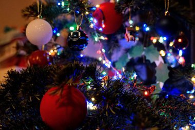  Noel ağacındaki top oyuncağı beyaz top, Noel tatilinde ailecek geçirdiğimiz zamanı aydınlatıyor. Yüksek kalite fotoğraf