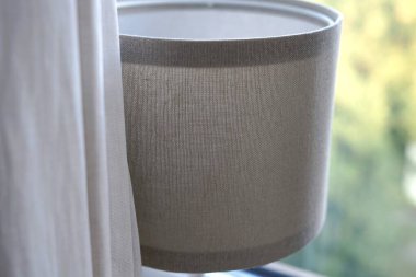 Pastel bej yatak lambası perdeleri konforlu ev yapımı modern iç mekan. Evde kal ve pencereden bak. Yüksek kalite fotoğraf