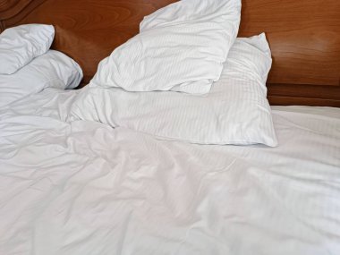 Rahat bir yatak, beyaz yastıklar ve temiz, gevrek çarşaflar, dinlendirici bir uyku deneyimi için mükemmel..