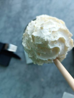 Çubuktaki kremalı tatlı çubuğuna yakın plan, yaz ziyafetleri ya da özel durumlar için mükemmel. Yemek fotoğrafçılığı ve mutfak sanatı için ideal..