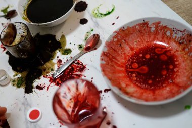 Canlı yemek renklerinin sanatsal bir gösterimi masaya sıçrıyor ve leke bırakıyor. Yaratıcı mutfak deneyleri sergiliyor. Renklerin görsel ziyafeti.