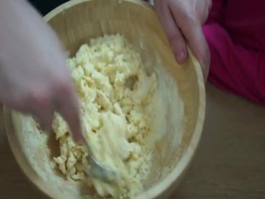 Mangırı bambu kâsesine karıştırıp pişirme hazırlığı sürecini gözler önüne sermek..