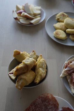 Pastalar, etler ve taze meyveler de dahil olmak üzere çeşitli atıştırmalıklar, her türlü toplantı ve kutlama için mükemmel..
