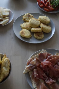 Pişmiş etler, hamur işleri ve taze sebzeler dahil lezzetli atıştırmalıklar. Toplama ve kutlamalar için mükemmel..