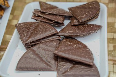 Çikolatalı kurabiyeler, üçgen şeklinde.