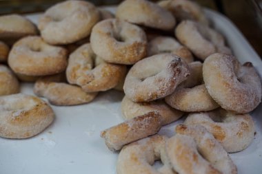 Taze bitmiş kurabiyeler, tüketilmeye hazır.