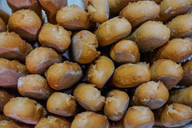 Geleneksel olarak yapılan baget ekmeği, bir pastanede satılmaya hazırlanıyor.