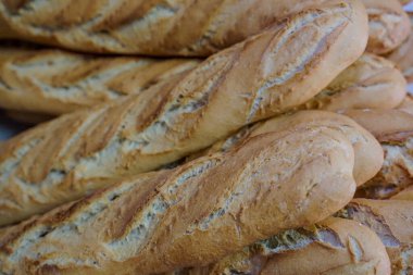 Geleneksel olarak yapılan baget ekmeği, bir pastanede satılmaya hazırlanıyor.
