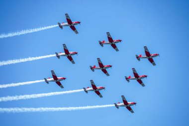 Kırmızı ve mavi oklar bulutlu mavi gökyüzünde uçuyor.