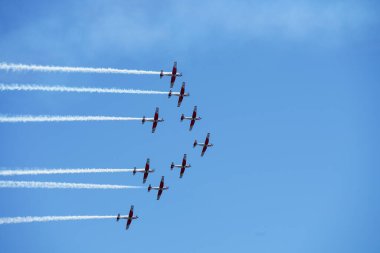 Gökyüzünde uçan kırmızı bir uçak.