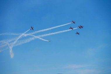 Kızıl gökyüzünde uçan üç şövalyeden oluşan bir takım.