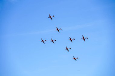 Gökyüzünde uçan kırmızı uçaklar