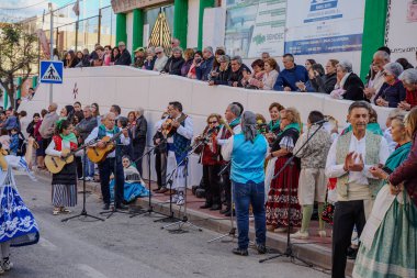  İspanya - 1 / 5 / 2024: geleneksel halk kıyafetleri içindeki insanlar Calasparra, Murcia, İspanya sokaklarında gösteri yapıyorlar
