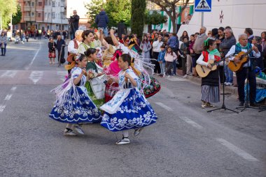  İspanya - 1 / 5 / 2024: geleneksel halk kıyafetleri içindeki insanlar Calasparra, Murcia, İspanya sokaklarında gösteri yapıyorlar