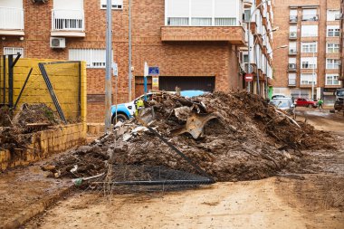 12 Kasım 2024 'te Valencia' daki DANA 'dan etkilenen Paiporta' da çalışan insanlar ve makinelerle dolu sokaklar.