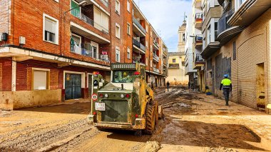 12 Kasım 2024 'te Valencia' daki DANA 'dan etkilenen Paiporta' nın yeniden inşası için makineler, itfaiyeciler ve gönüllüler çalışıyor.