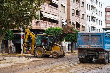 12 Kasım 2024 'te Valencia' daki DANA 'dan etkilenen Paiporta' nın yeniden inşası için makineler, itfaiyeciler ve gönüllüler çalışıyor.