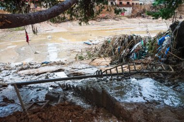 12 Kasım 2024 'te Valensiya' daki DANA 'dan etkilenen Paiporta' da sağanak yağışların etkisiyle sokaklar ve erişim kapatıldı.