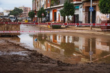 12 Kasım 2024 'te Valensiya' daki DANA 'dan etkilenen Paiporta' da sağanak yağışların etkisiyle sokaklar ve erişim kapatıldı.