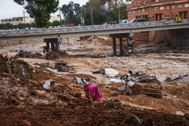 12 Kasım 2024 'te Paiporta kasabasında Valencia' lı DANA tarafından üretilen yeniden yapılanmaya başlayacak makinelerle yıkılmış poyonun geçidi. Şiddetli yağmurlarla birlikte.