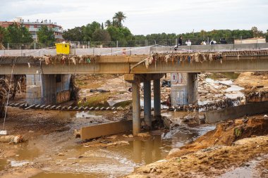 12 Kasım 2024 'te Paiporta kasabasında Valencia' lı DANA tarafından üretilen yeniden yapılanmaya başlayacak makinelerle yıkılmış poyonun geçidi. Şiddetli yağmurlarla birlikte.