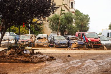 12 Kasım 2024 'te Valencia' daki DANA 'dan etkilenen Paiporta' daki hurda arabalar ve çamurlarla dolu sokaklar.