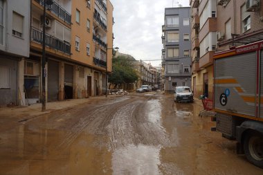 12 Kasım 2024 'te Valencia' daki DANA 'dan etkilenen Paiporta' daki hurda arabalar ve çamurlarla dolu sokaklar.