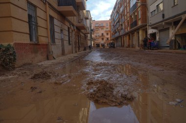 Valencia 'lı DANA tarafından 12 Kasım 2024' te Paiporta 'da sağanak yağmurlarla üretilen çamur dolu sokaklar.