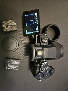 Panasonic g80 fotoğraf makinesi, artı aynı marka 25 mm lens, kameraya takılmış, şarj aleti ve iki batarya ile, 27 Kasım 2024 'te,.