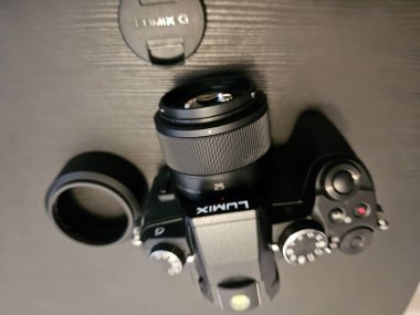 Panasonic g80 fotoğraf makinesi, artı aynı marka 25 mm lens, kameraya takılmış, şarj aleti ve iki batarya ile, 27 Kasım 2024 'te,.