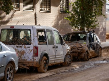 Bir ay sonra, 3 Aralık 2024 'te, Paiporta şehrinde, Valencia' nın DANA 'sının bir sonucu olarak, bozuk arabaların kaldırımlarının yanında,