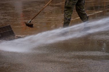 Valensiya belediyelerinin sokaklarında asfalt ve kaldırımlardaki çamuru temizlemek için Dana 'nın sellerinden etkilenen basınçlı su ve fırçalarla temizleniyor.