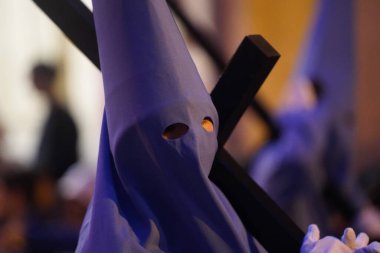 Nasıralı, Kutsal Cuma günü şehrin sokaklarında dolaşırken bir haç taşıyor.