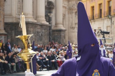 Nasıralı, Kutsal Cuma sabahının geçit töreninde, bir mum ve yanan bir mumla