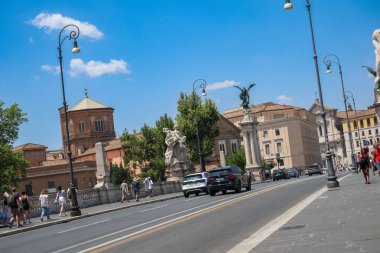 Tiber Nehri boyunca uzanan ve Sant 'Angelo Kalesi' nden Vatikan 'a uzanan cadde, güneşli ve çok sıcak bir yaz gününde, 20 Haziran 2024' te, İtalya 'nın Roma şehrinde.