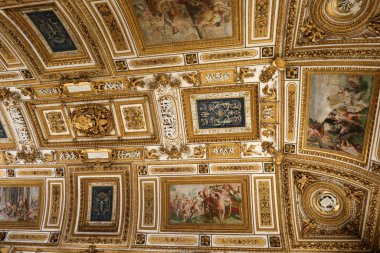 20 Haziran 2025 'te Roma' da Sant 'Angelo Kalesi' nin üst kompartımanlarından birinin tavanının ayrıntıları, papalık konutları, ahşap ve resimlerle dolu..