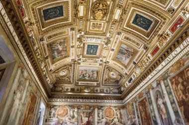 20 Haziran 2025 'te Roma' da Sant 'Angelo Kalesi' nin üst kompartımanlarından birinin tavanının ayrıntıları, papalık konutları, ahşap ve resimlerle dolu..