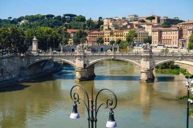 Sant 'Angelo Kalesi yakınlarındaki Tiber Nehri' ni geçen köprülerden biri.