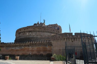 Güneşli bir yaz gününde Sant 'Angelo Kalesi' nin korkuluklarının yanında.