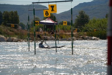 Kanocu nehri bir uçtan bir uca geçiyor, bir yarışmaya katılıyor, geçeceği kapılarla birlikte.