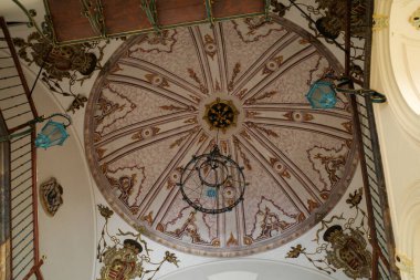 25 Temmuz 2025 'te Murcia şehrindeki Episcopal Sarayı' nda büyük bir avize ile tavanda.