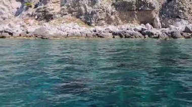 Napoli 'deki Capri adasını gezmek, güneşli ve sıcak bir yaz gününde